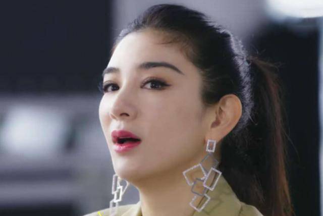 导致黄奕在很长一段时间的演艺之路无人问津,没有公司敢找她拍戏录