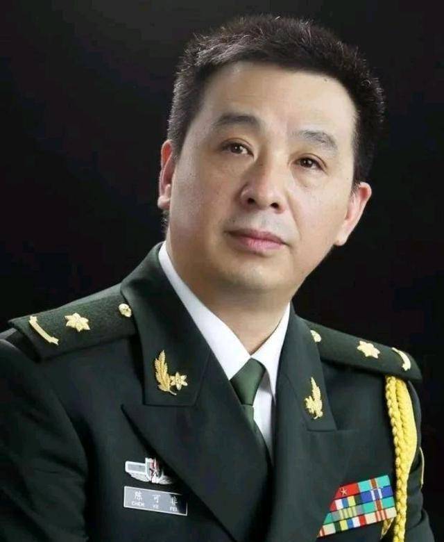 夏拙能把中尉肩章认成少尉,凸显编剧军事常识硬伤_欧阳俊_军衔_军装