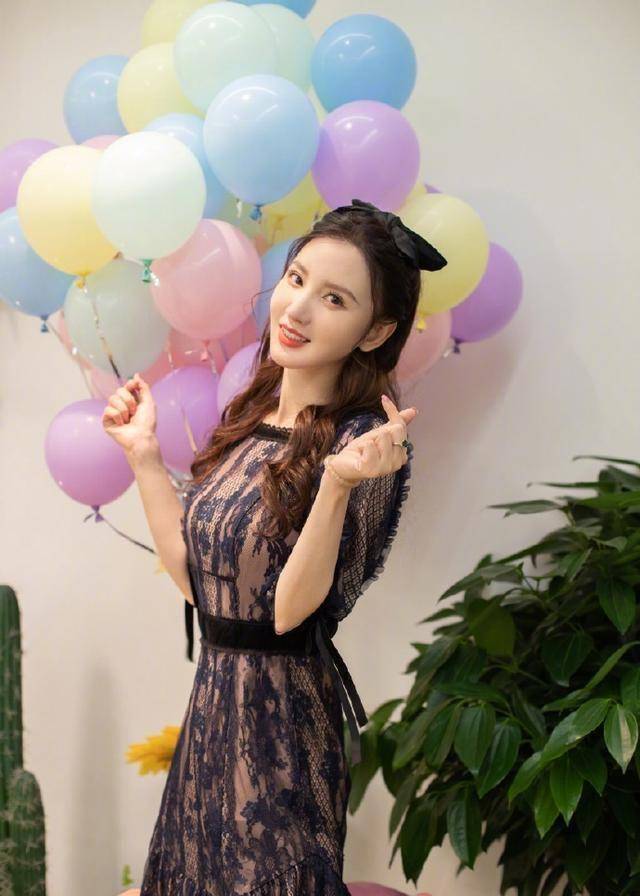 张萌晒和杨幂的聊天截图,加好友时间抢镜,杨幂没撒谎_质疑_话题_回应