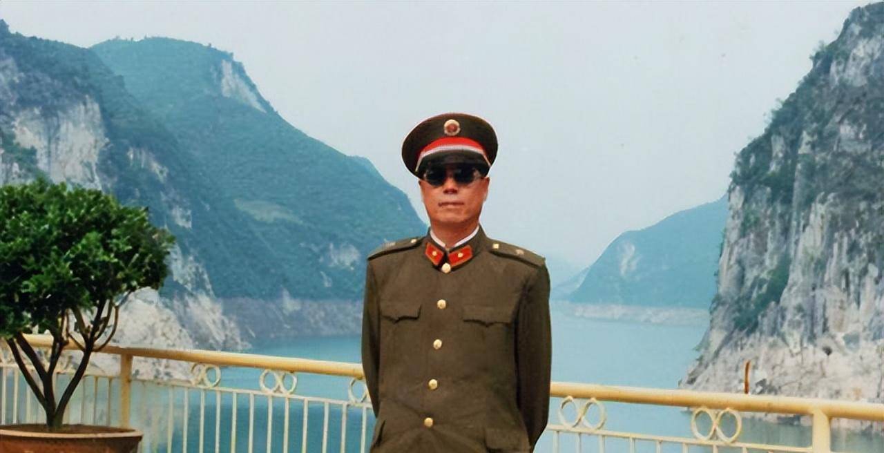 他曾出任过成都和兰州军区司令员,58岁授中将,63岁晋升上将_傅全有