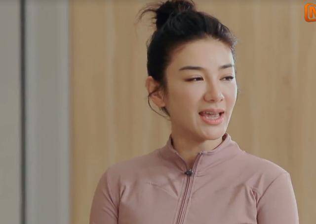 当时男嘉宾说自己以前从来没有练过瑜伽,黄奕听后调侃对方崔伟把自己