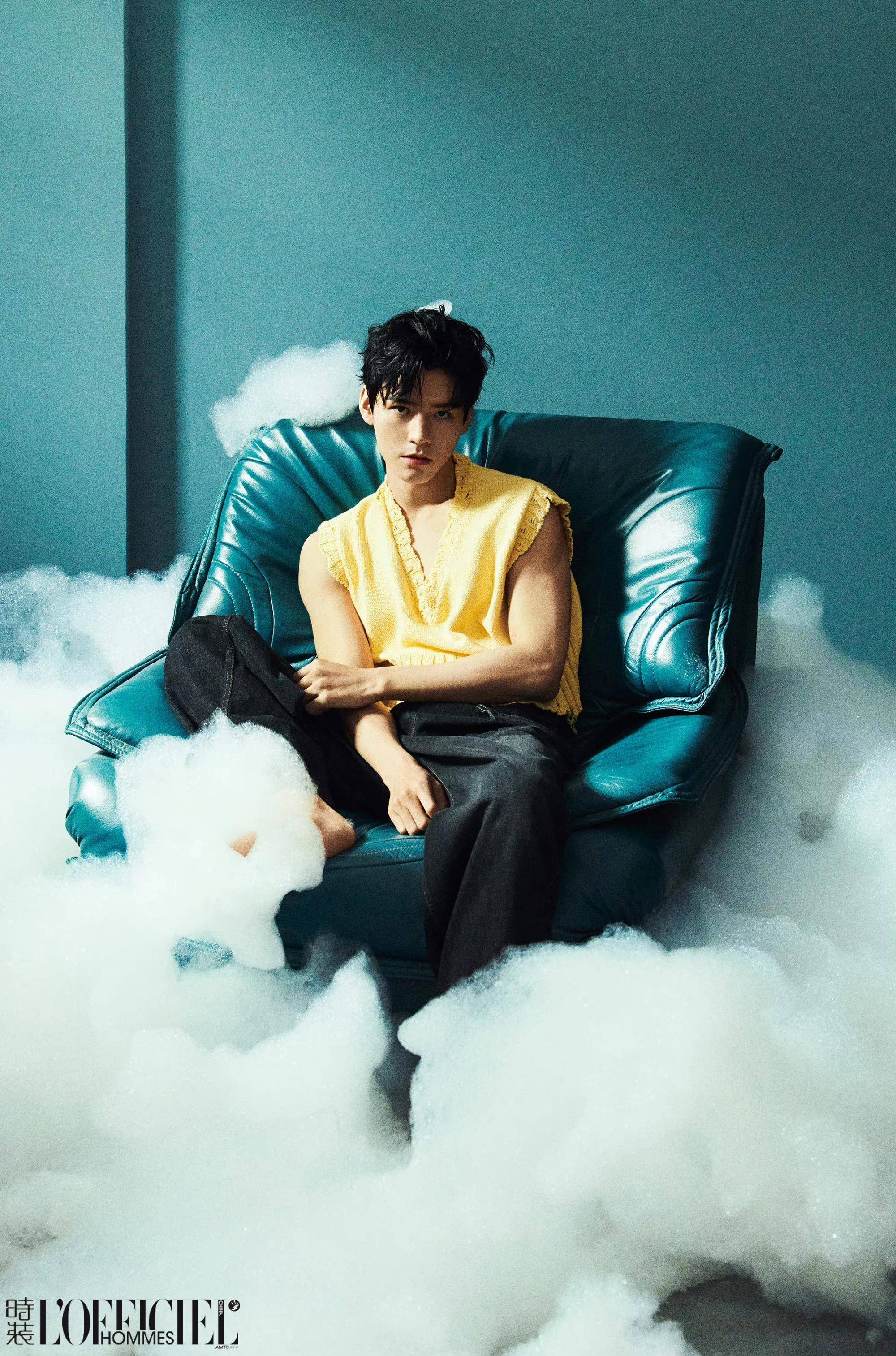 龚俊时装男士六月封面 穿背心上演湿发诱惑 秀手臂肌肉线条张力十足