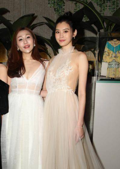 何超盈去医院探望奚梦瑶:抱着女儿对镜甜笑,与孕期对比判若两人_身材