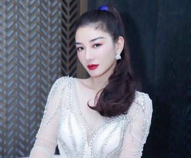 黄奕本人也是比较积极,乐观的,可惜自从出了陆律师的事情之后,网友是