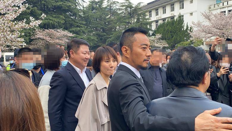 57岁张涵予曝近况,脸颊凹陷身形暴瘦,与袁泉一同赏樱花还锄地_动作