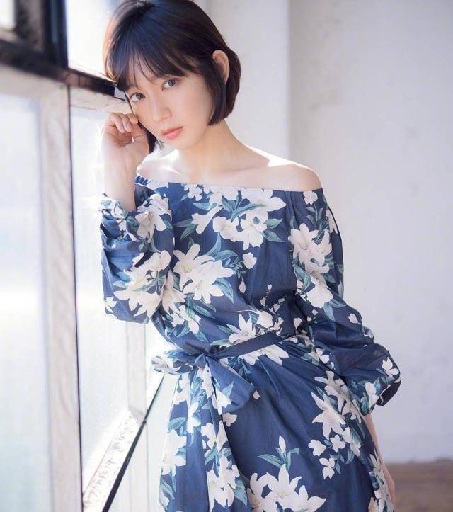 吉冈里帆真会穿,神似白百何,打扮很纯欲,温柔气质完胜白姐!