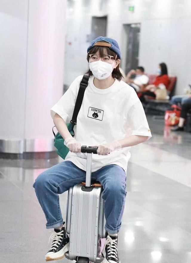 焦俊艳虽然穿得挺随便的,但是颜值是真的高,朴素衣服也很惹眼_牛仔裤