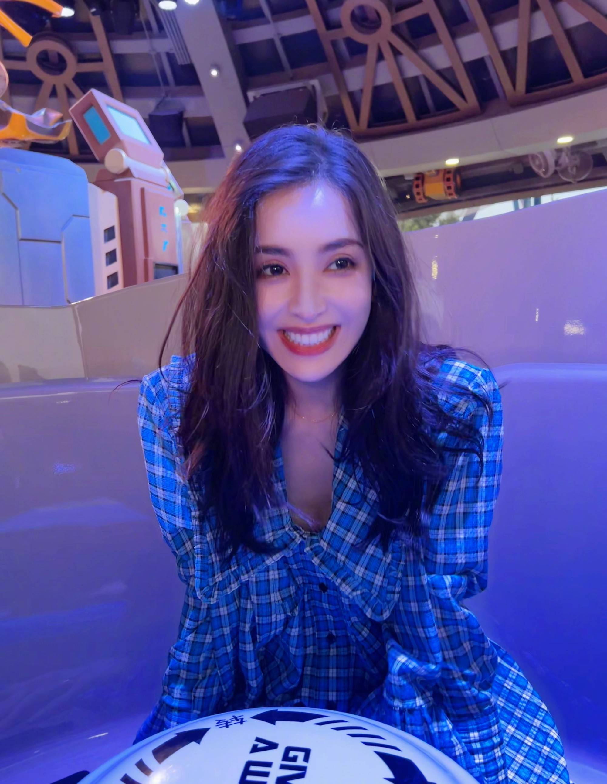 古力娜扎的评论区一打开,粉丝们普天同庆般欢呼,纷纷在评论区留下多年