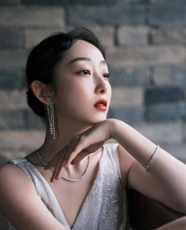 蒋梦婕的的头发简单地盘到脑后,妆容上别具风情,细长的青黛色眉毛,毛