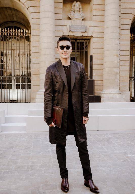 的胡兵和40岁的杨烁同框,帅和装帅的差距瞬间一目了然_墨镜_皮衣_商务