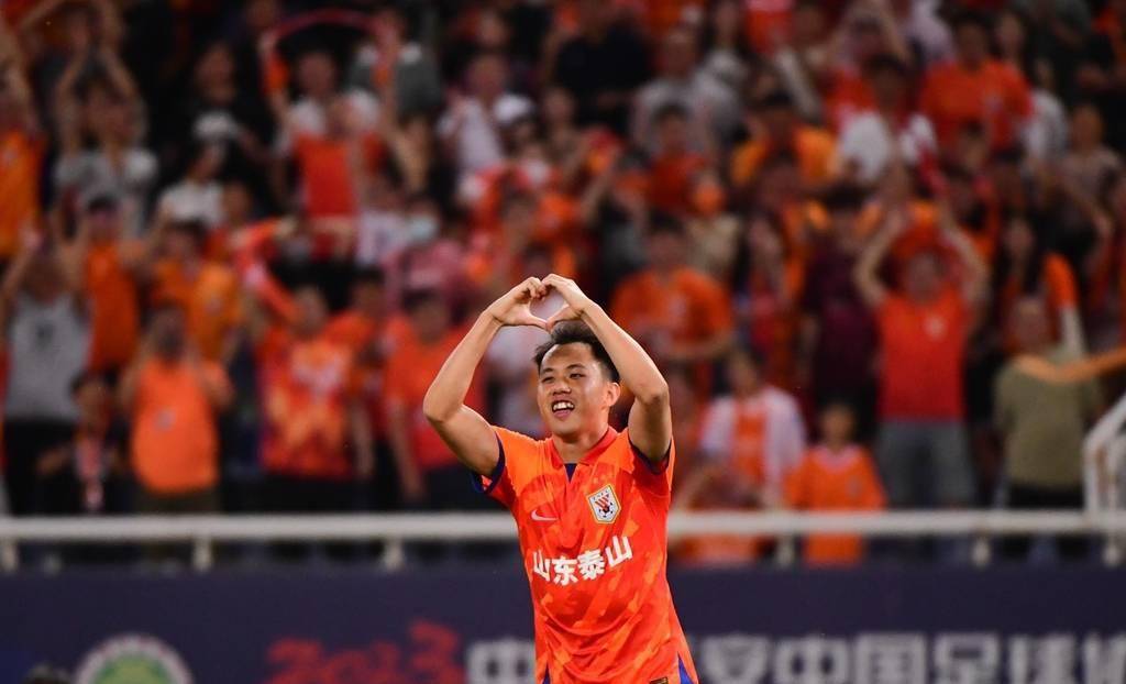 原中超-费莱尼率领黄政宇2-0泰山大连人迎来3连胜_禁区_林良铭_克雷桑