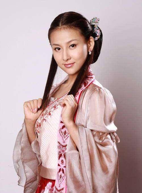 她的荧幕初吻是薛之谦,成立四人女子歌唱组合,在国外家喻户晓_贾青