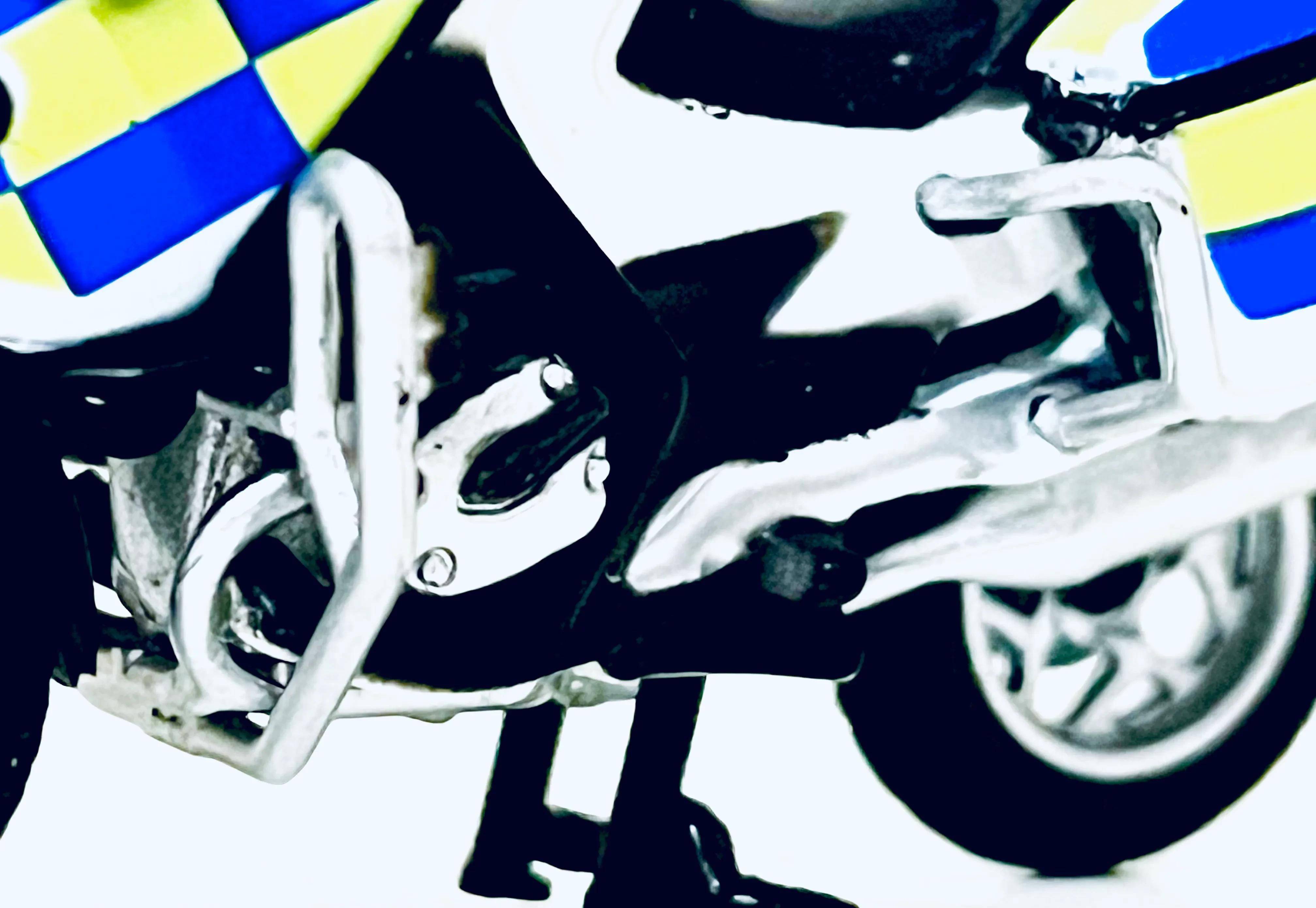 铁骑雄风|143 tiny微影87 港警交通部宝马r900rt警用摩托车_搜狐汽车