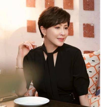 55岁刘嘉玲穿短裙玩时尚!