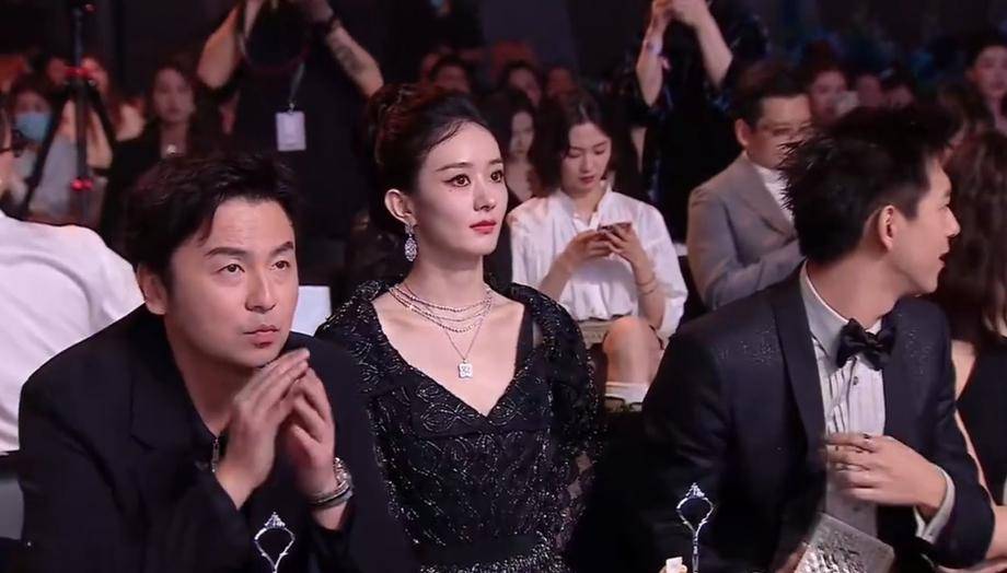 赵丽颖在芭莎盛典上获得年度男演员奖,领奖前环顾四周,在c位与陈冲