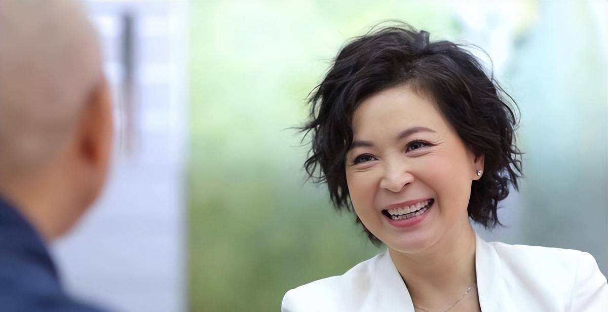 她是tvb古装女神,《正义回廊》中的大律师,52岁结婚,选择丁克_苏玉华