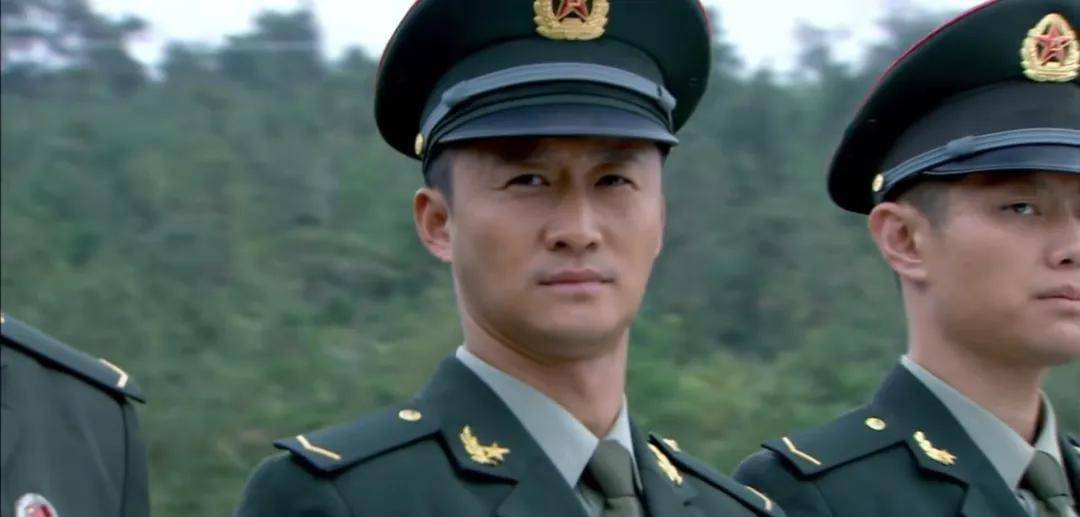 利刃出鞘:中尉何晨光當兵兩年,為何能當上副連職軍官_特種部隊_新兵營