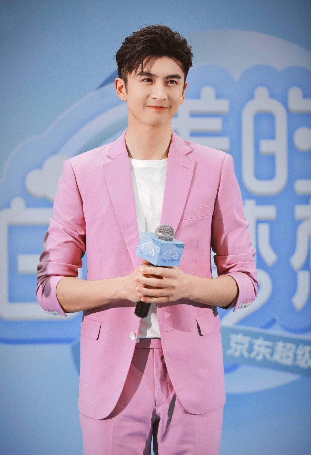 张云龙花式秀身材,这快要溢出屏幕的少年感,这是西装的死忠粉啊_黑色