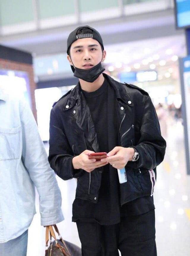 姜潮被曝求婚麦迪娜成功后首度现身状态好,无名指戴婚戒超抢眼_黑色