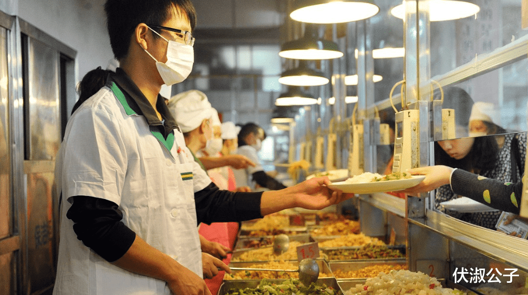 公务员工作餐食堂，建议向老百姓时尚（公务员食堂饭菜）