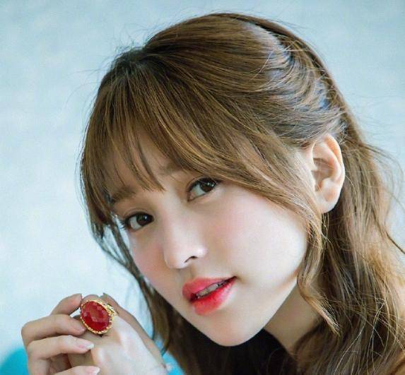 金莎现身公益活动现场,昔日清纯可人的"素素"却成了网红脸_胡歌