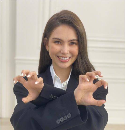 昆凌误用侯佩岑照片甩锅建商,然而这照片,两个月前就有了_周董_配文