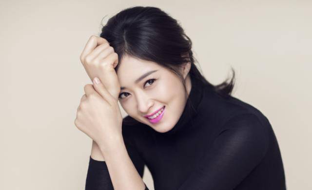 蒋欣被拍酒后当街黑脸,疑因助理不让她乘坐男性友人座驾_网友_刘涛