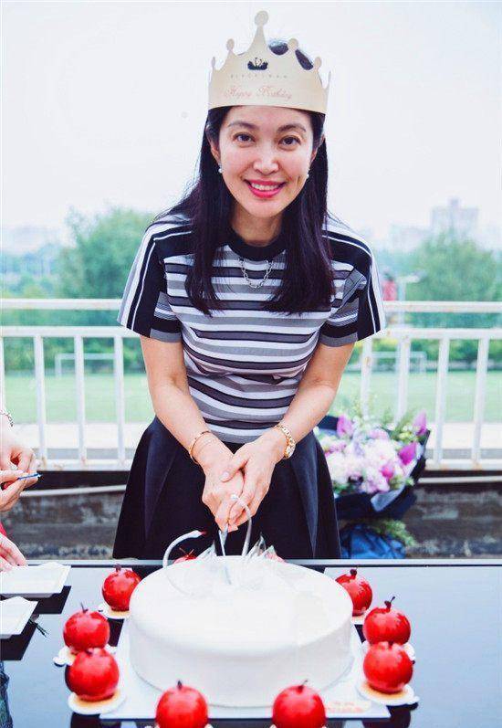 李冰冰为妹妹庆生,妹妹李雪颜值比她还高,家庭也比她美满_姐姐_关系