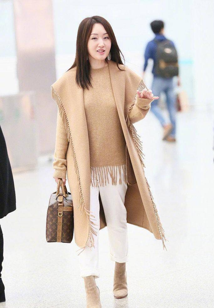 杨钰莹作为90年代红遍大江南北的甜歌天后,其实还是有今天时尚风格的