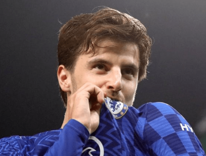 他在去年夏天与切尔西续约失败后,芒特就成了多家豪门引进的对象,不过