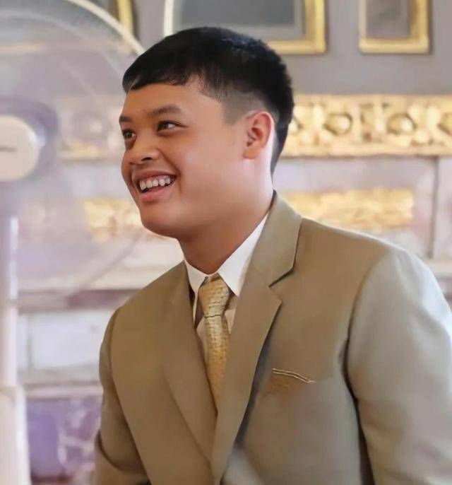 提帮功王子这一次回到泰国待遇非常高,我们看到提帮功王子第一站就去