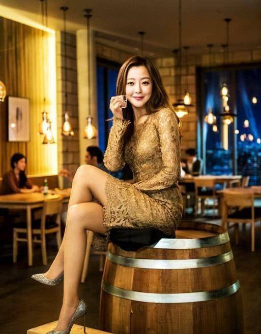 这身金色的印花蕾丝裙金喜善也能轻松驾驭,修身的版型更是将这副好