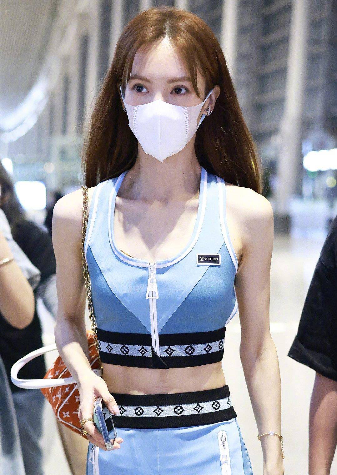 金晨一身上衣走机场,秀出a4腰瘦得离谱_时尚_裤子_的设计