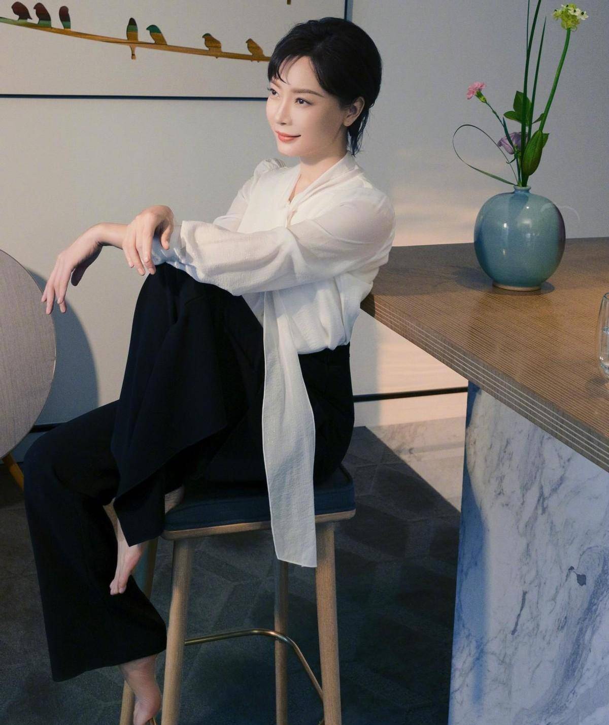 看看陈数这身打扮,美丽大方_衣服_元素_女性