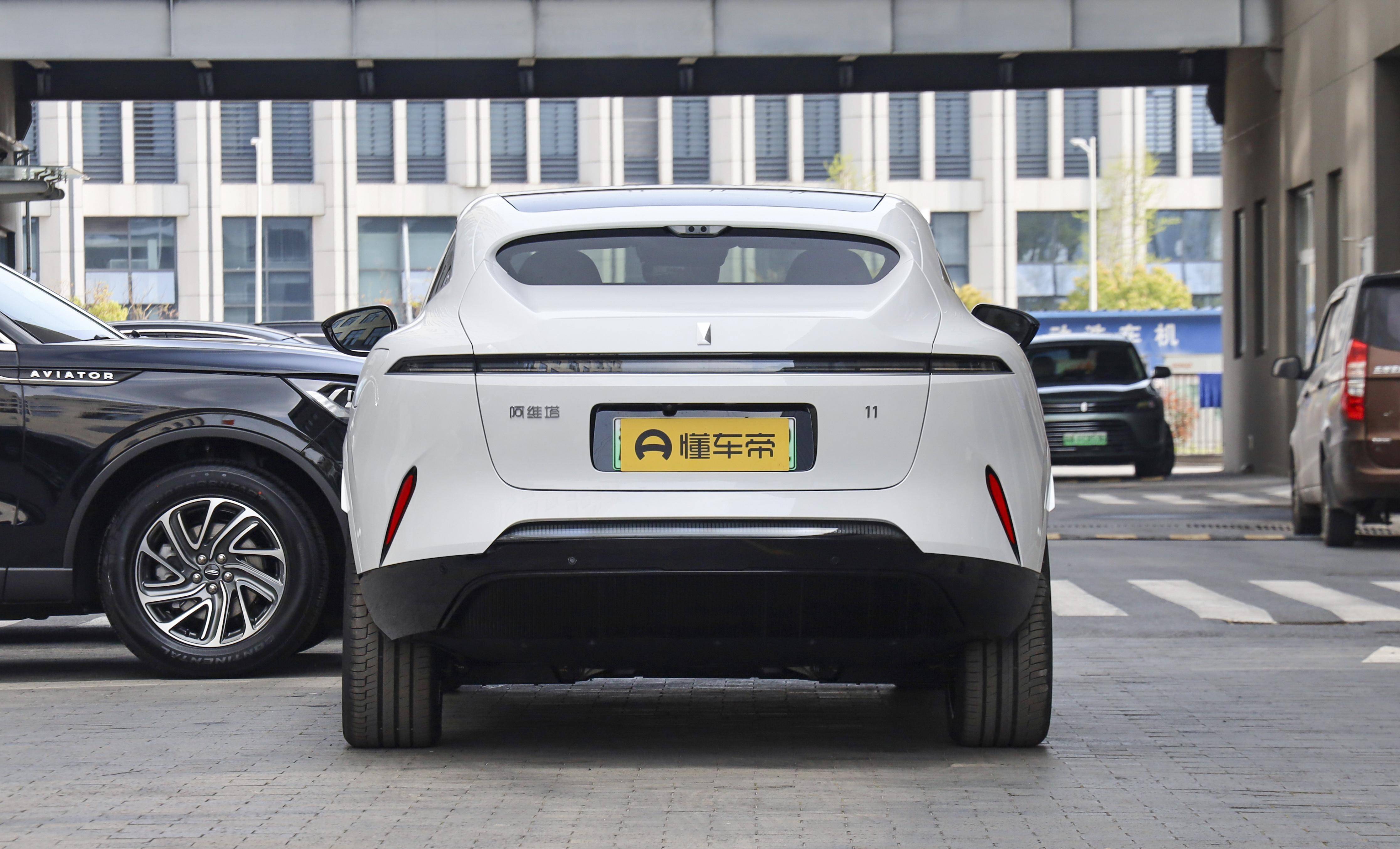 车身侧面的设计简洁时尚,隐藏式门把手,无框车门,很有高级感,同时也