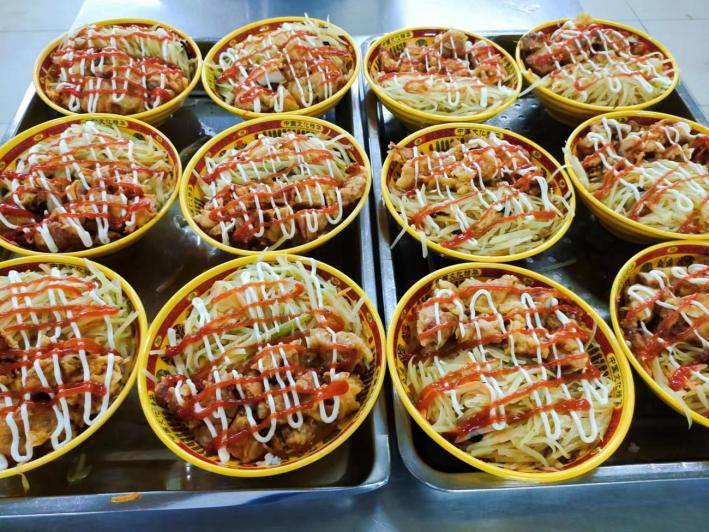 近日,张家口一中食堂为考生量身定制"高考营养套餐",保证考生能够摄入