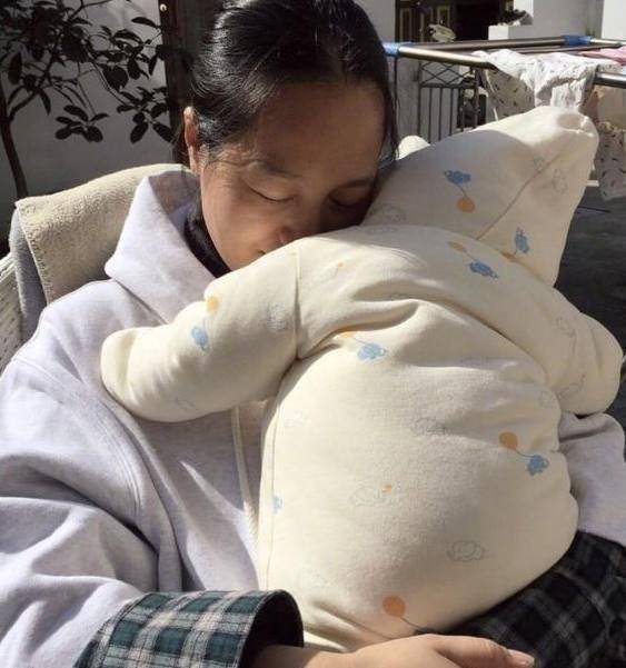 辣妈朱丹晒儿子照片,素颜出镜,抱着孩子一脸幸福!_周一围_网友_微博