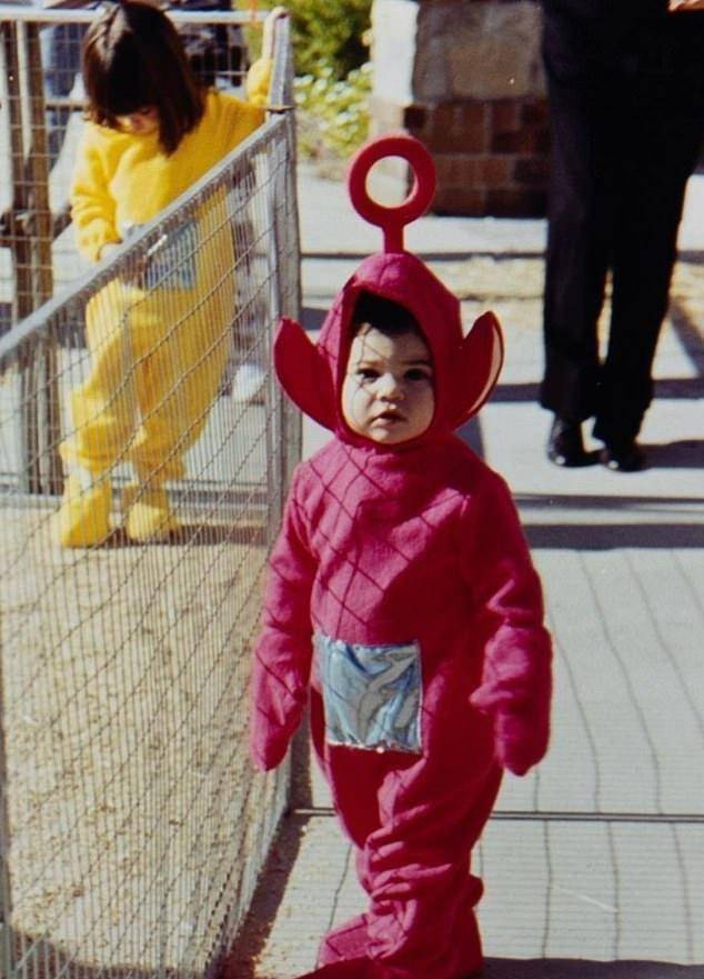 凯莉詹娜和肯豆拳脚相向后晒童年照,被姐姐宠爱;女儿有嘻哈范_金小妹