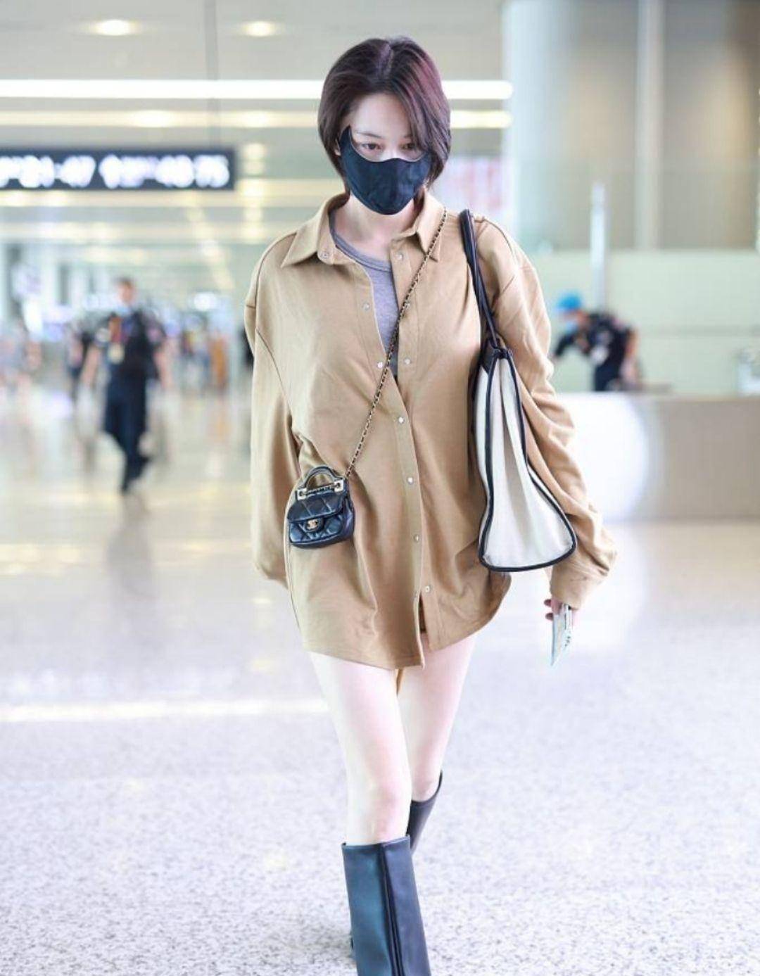 军嫂张馨予独自走机场,穿卡其色衬衫玩下衣失踪,搭配长靴太迷人_方式