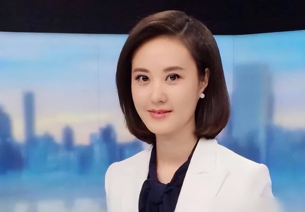 她曾是重庆最美高考状元,如今成为央视主持人,现42岁仍孑然一身_秦方