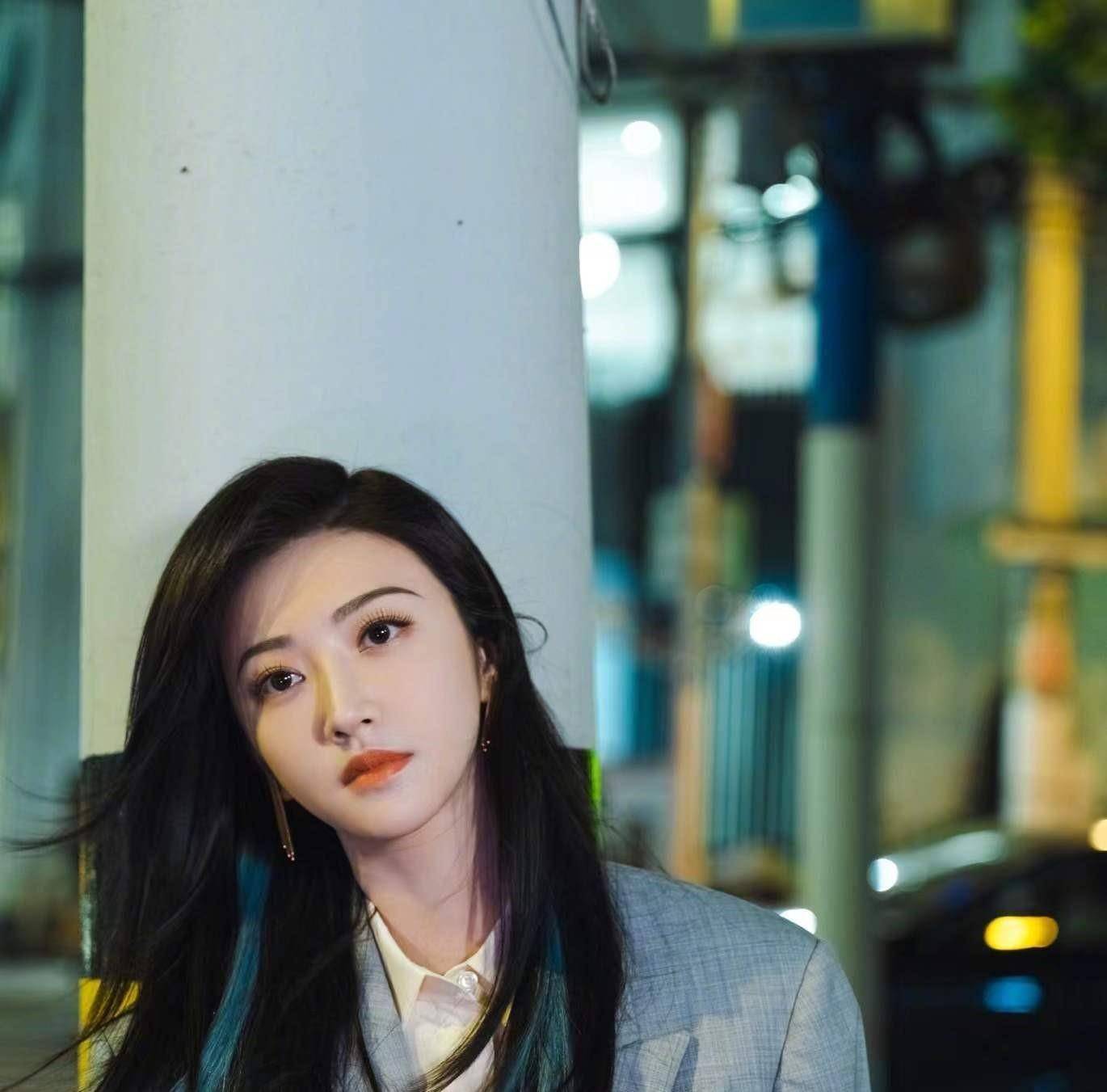 景甜职业风好燃,灰色西服配公文包飒爽也高级,发色挑染超有个性_时尚