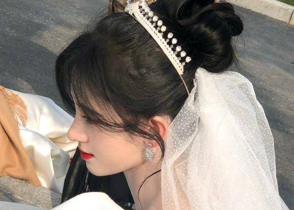 鞠婧祎晒侧脸照,强光照射下半个鼻子"透光",终于暴露真实鼻型_照片