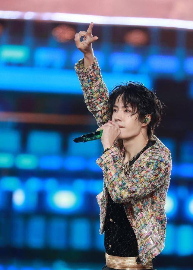 看了王一博的跨年后空翻和《有翡》,总算知道了王一博为啥红_陈情