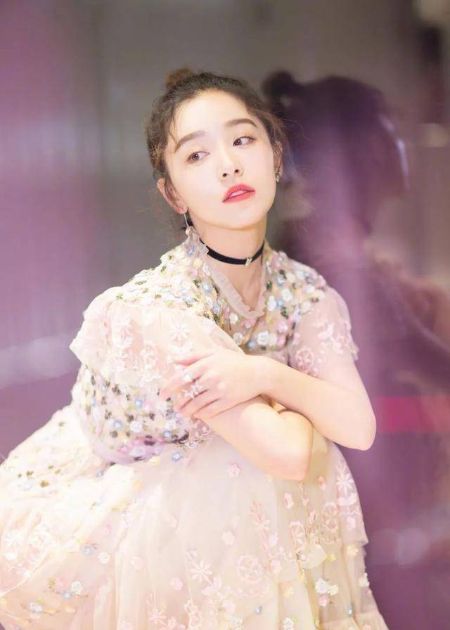 阚清子为摆造型,将运动裤当成牛仔裤,看起来真的好土!_显得_风衣_风格