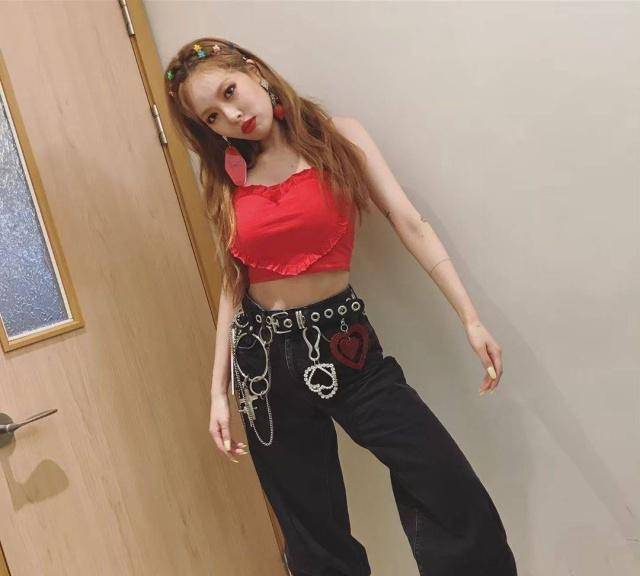 金泫雅呈现原版网红妆,戴小花发夹拿草莓当耳饰,穿露脐装秀腹肌_眼影