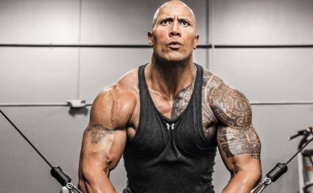 奥尼尔的面前,他看上去就像是个小孩子一般,可是说到吃东西,巨石强森