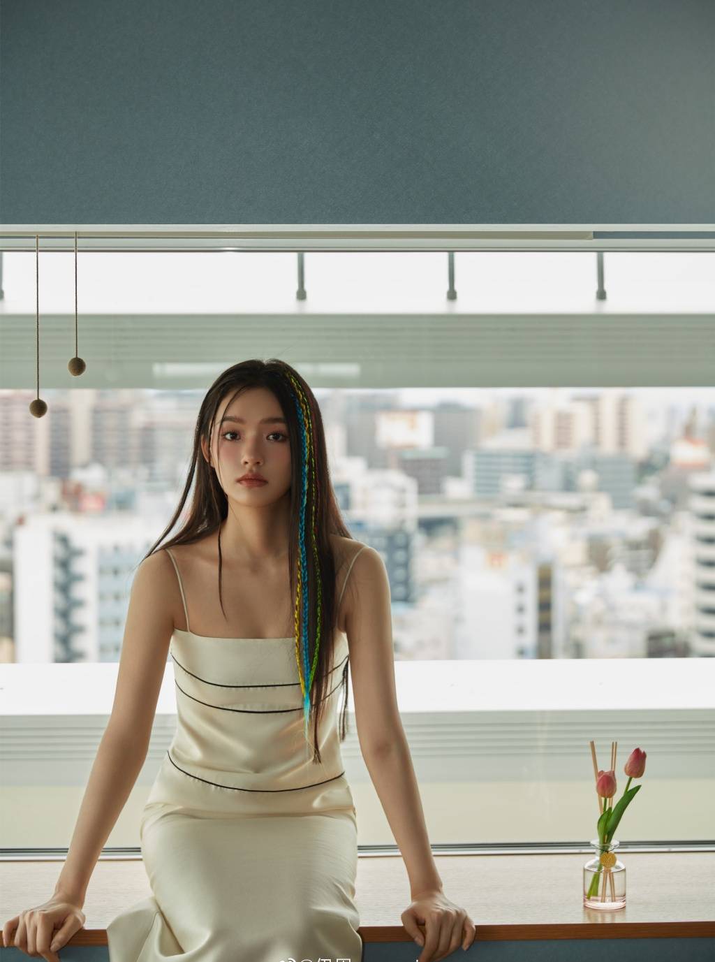 "美人鱼"林允在绿草地上拍写真,明艳动人,洋溢青春气息_照片_白色