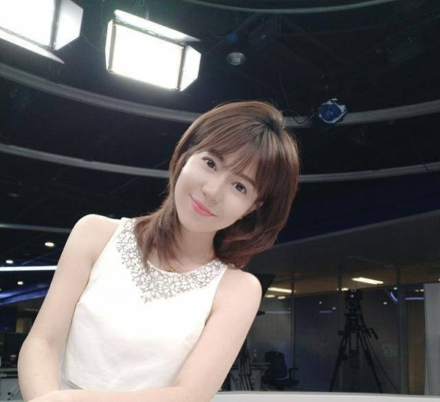 篮球世界杯涌现cctv5新一姐,有才华有身材有韵味,球迷好评如潮_程雨涵