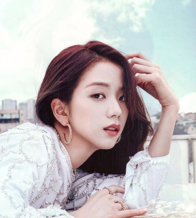 金智秀胖了还是衣服太紧了?