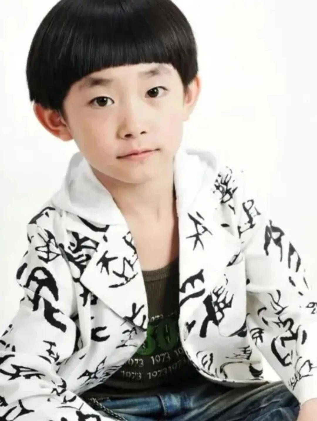 换衣服图片来源于网络2018年易烊千玺录制节目,队员们给他起了个外号"